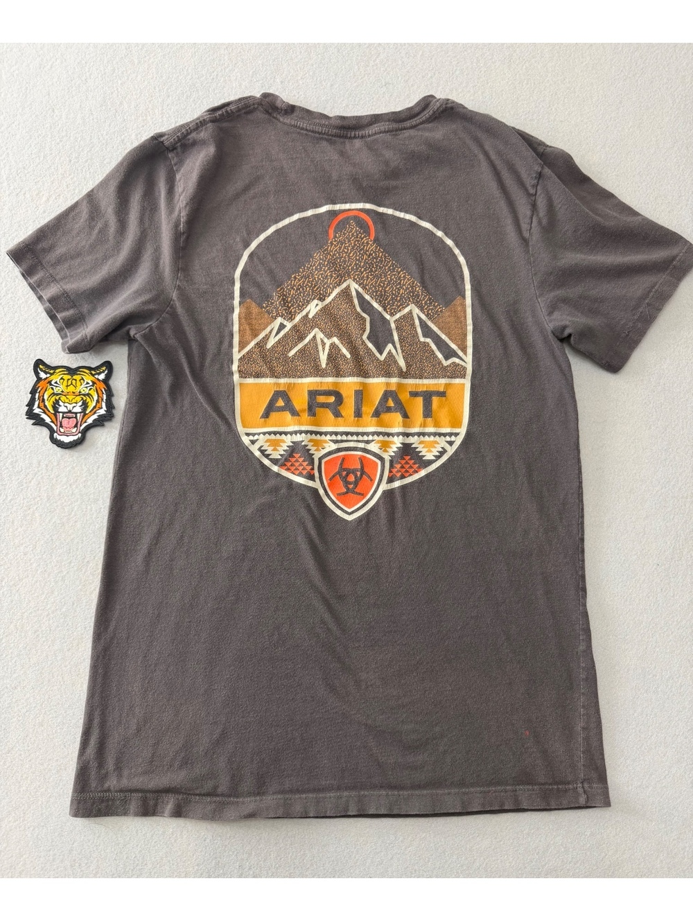 267/315 Ariat Men’s S Buckle Exclusive Western Graphic T-Shirt Gray Cotton